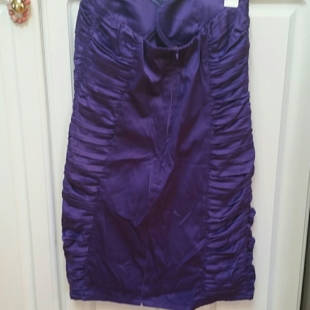 AGGIE STRAPLESS PURPLE DRESS. SIZE L - Picture 2 of 3